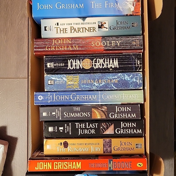 John Grisham Lot of 11 paperback Books - Picture 1 of 2